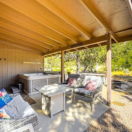 Peaceful Strawberry Cabin Fire Pit And Hot Tub Pine Ngoại thất bức ảnh