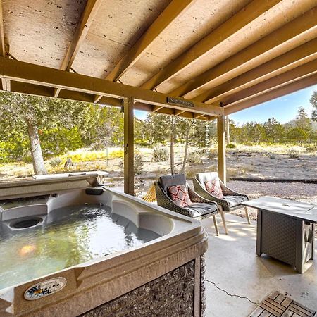 Peaceful Strawberry Cabin Fire Pit And Hot Tub Pine Ngoại thất bức ảnh