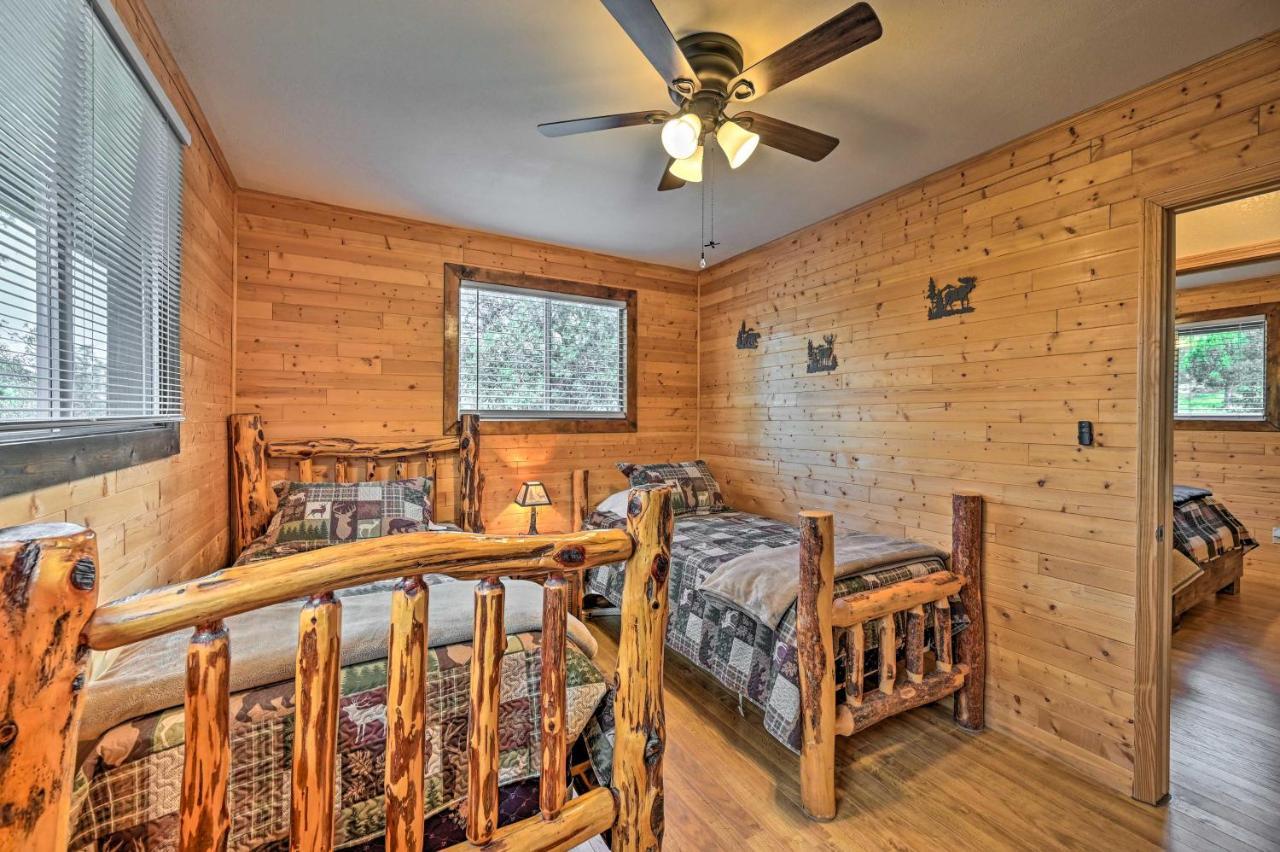 Peaceful Strawberry Cabin Fire Pit And Hot Tub Pine Ngoại thất bức ảnh