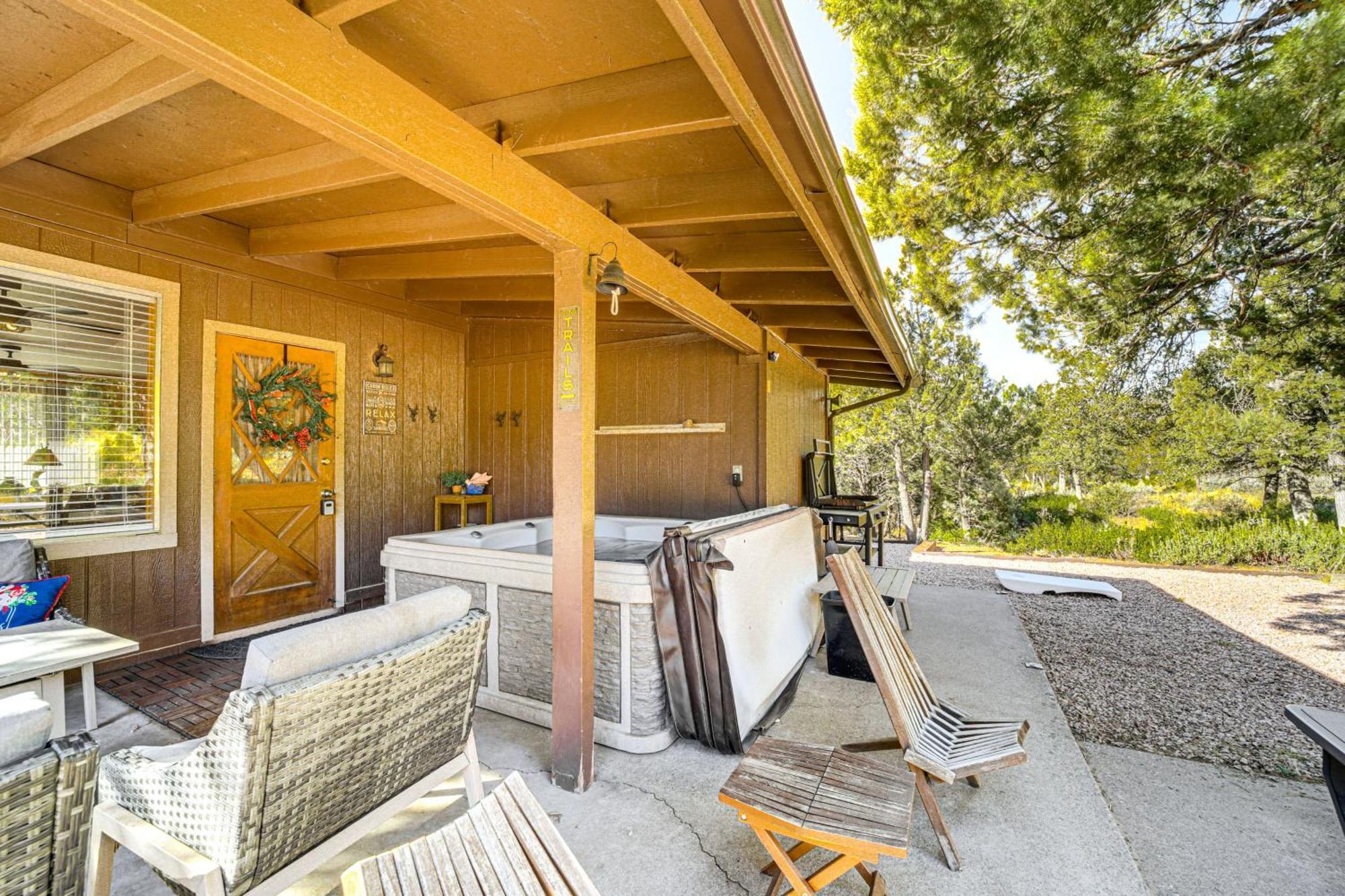 Peaceful Strawberry Cabin Fire Pit And Hot Tub Pine Ngoại thất bức ảnh