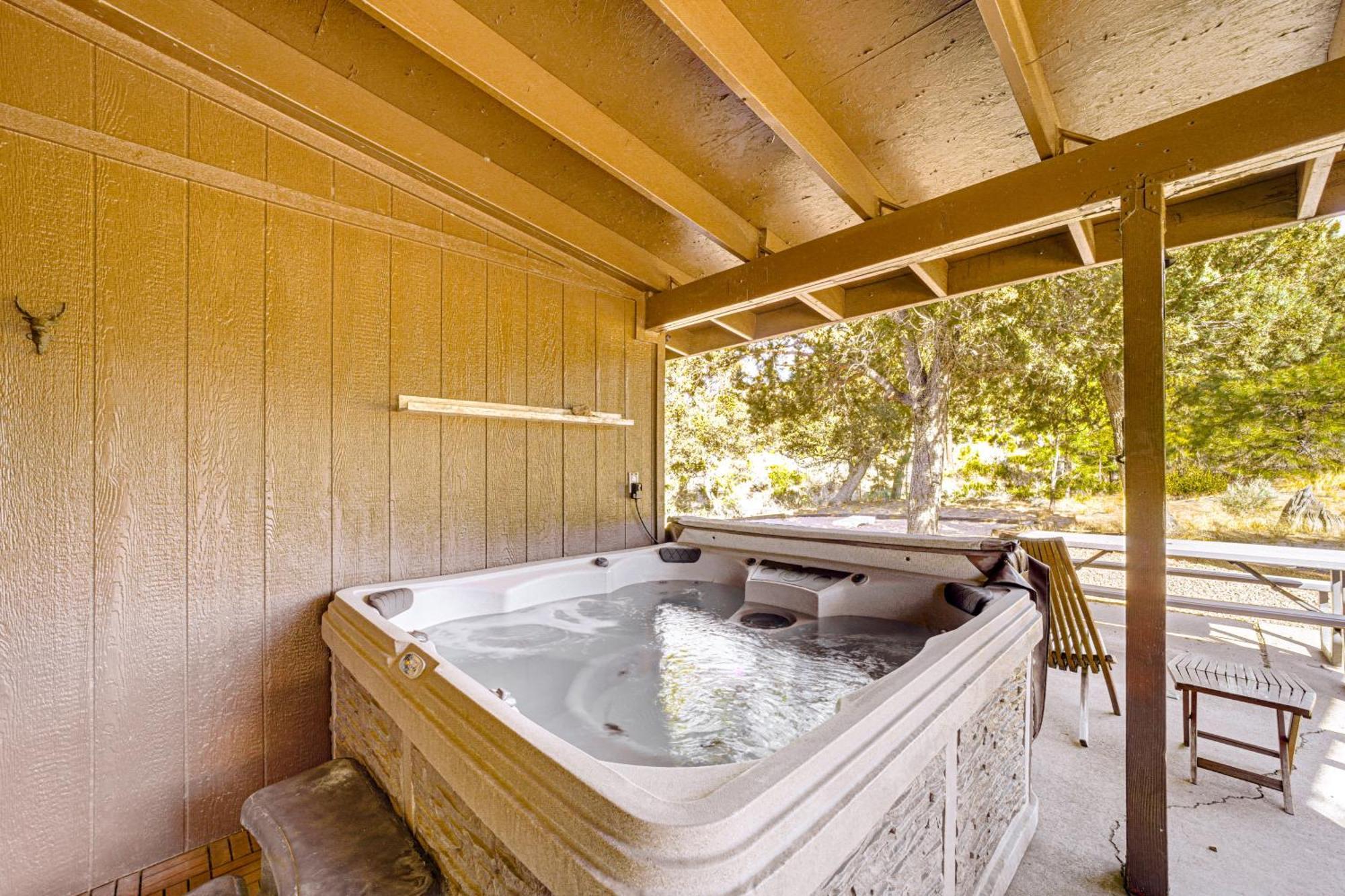 Peaceful Strawberry Cabin Fire Pit And Hot Tub Pine Ngoại thất bức ảnh