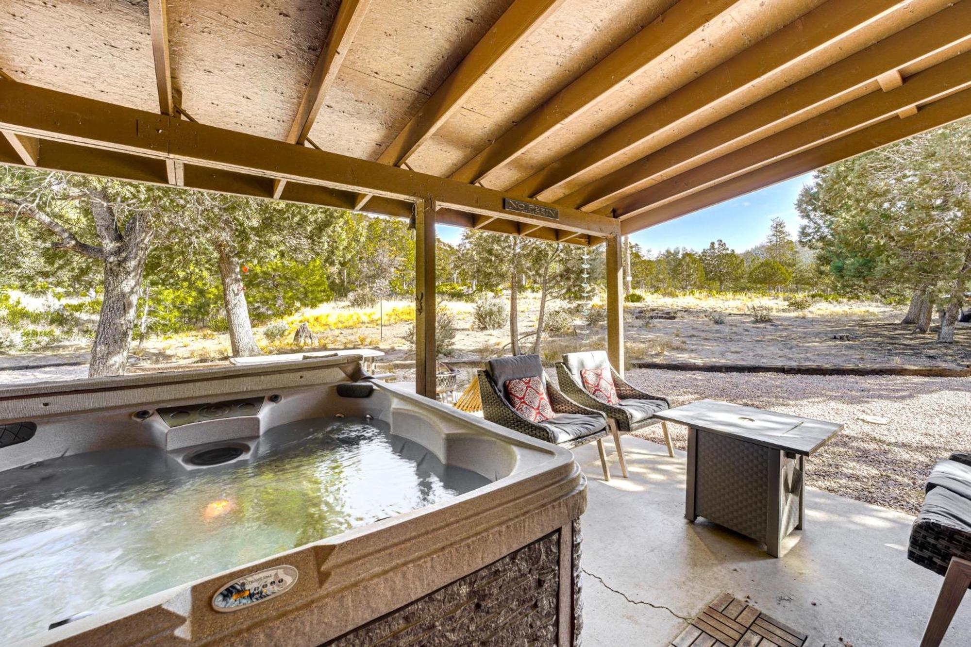 Peaceful Strawberry Cabin Fire Pit And Hot Tub Pine Ngoại thất bức ảnh