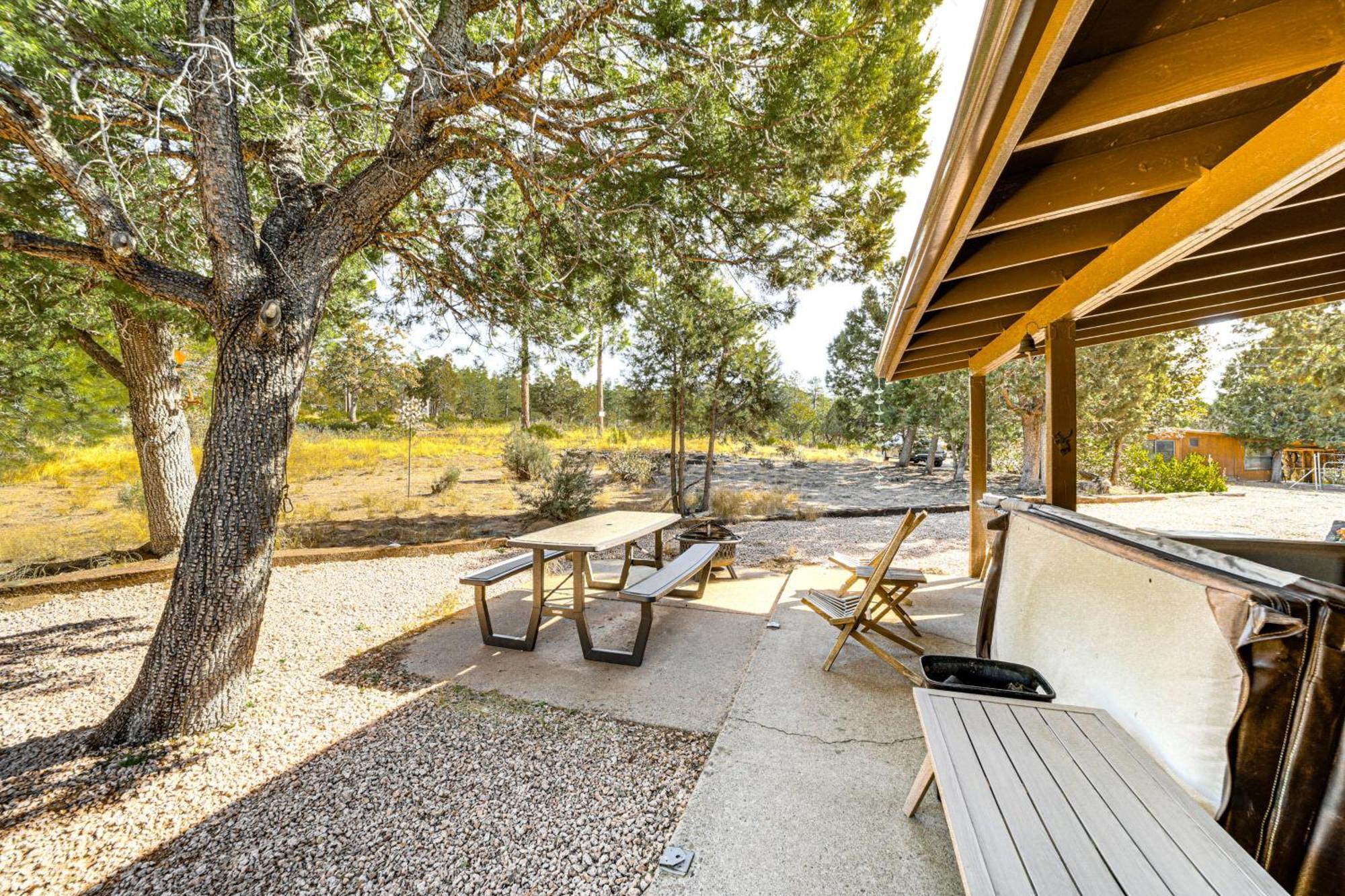 Peaceful Strawberry Cabin Fire Pit And Hot Tub Pine Ngoại thất bức ảnh